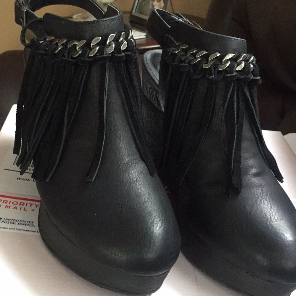 Black fringe wedges size 10